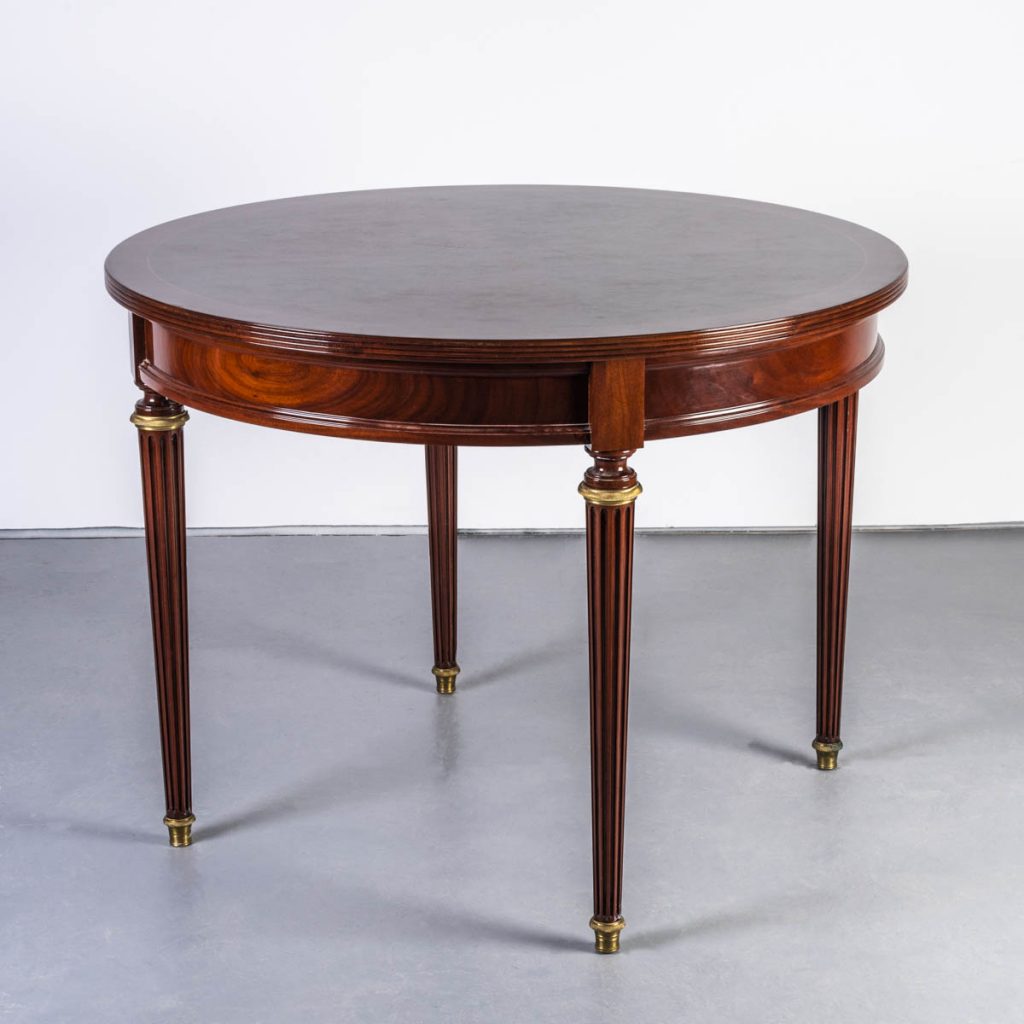 Mesa en madera antigua en alquiler en Amueblarent