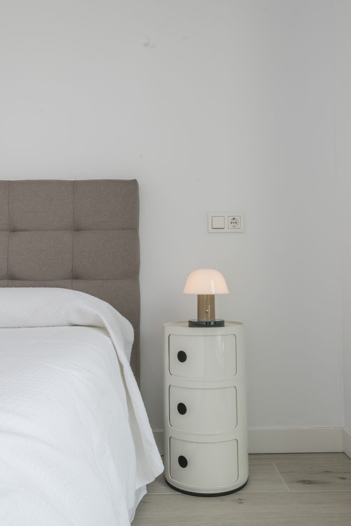Cabecero marron para cama doble en Amueblarent para alquilar