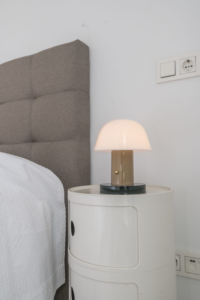 Cabecero marron para cama doble en Amueblarent para alquilar