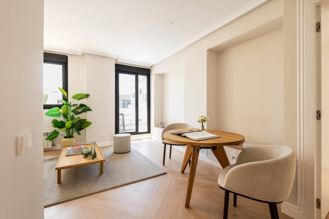Mesa comedor gueridon de vitra en Amueblarent para alquilar