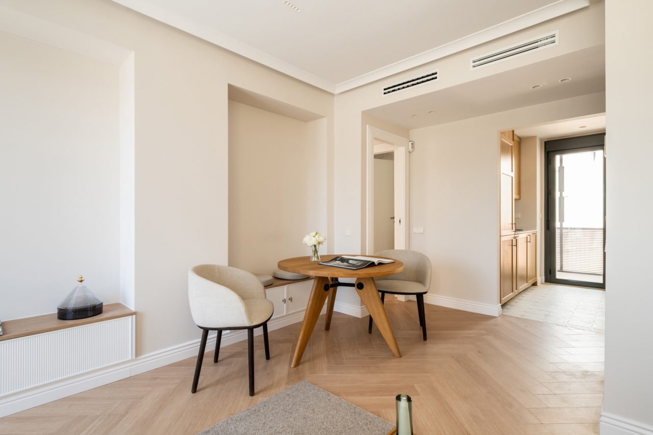 Mesa comedor gueridon de vitra en Amueblarent para alquilar