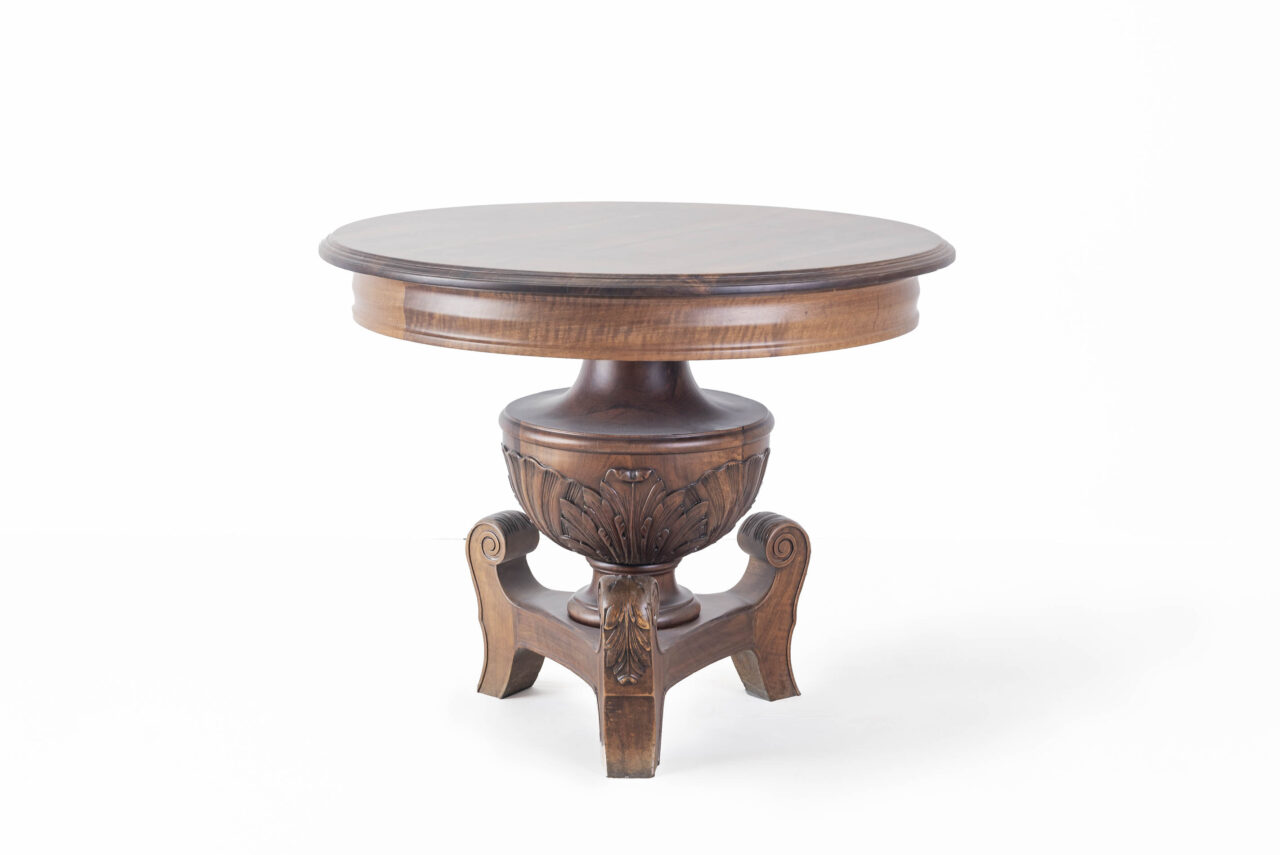 Mesa antigua de madera en alquiler en Amueblarent