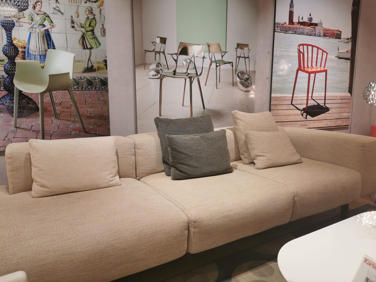 AmueblaRent Sofa largo de Kartell