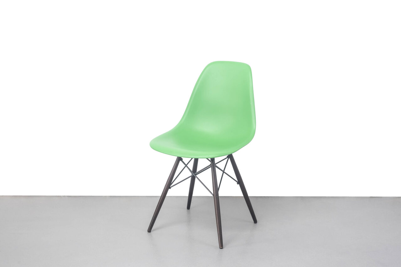 Silla DSW verde en alquiler en Amueblarent