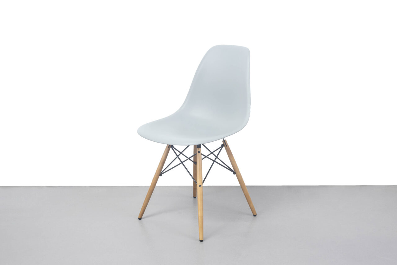 Silla DSW gris cielo en alquile en Amueblarent