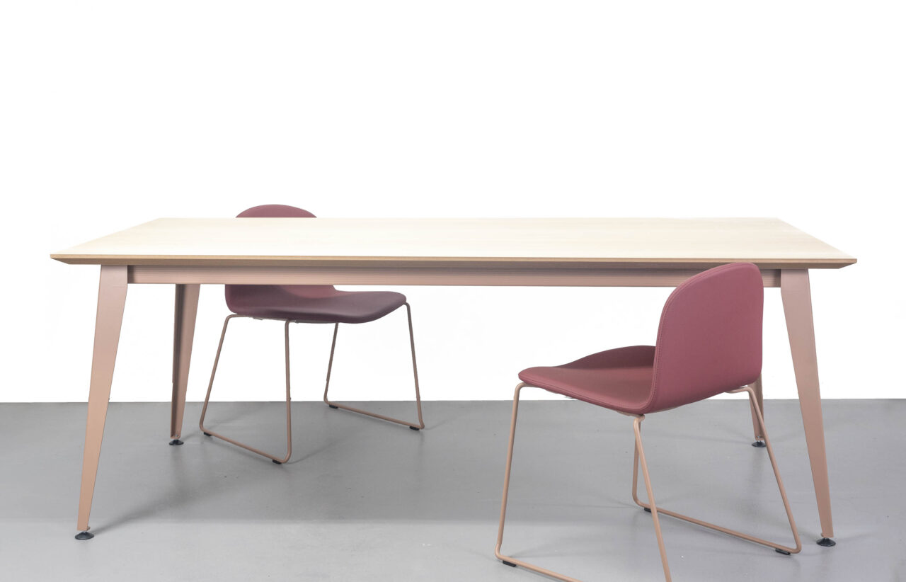 Mesa de comedor DON y sillas BOB en alquiler en Amueblarent