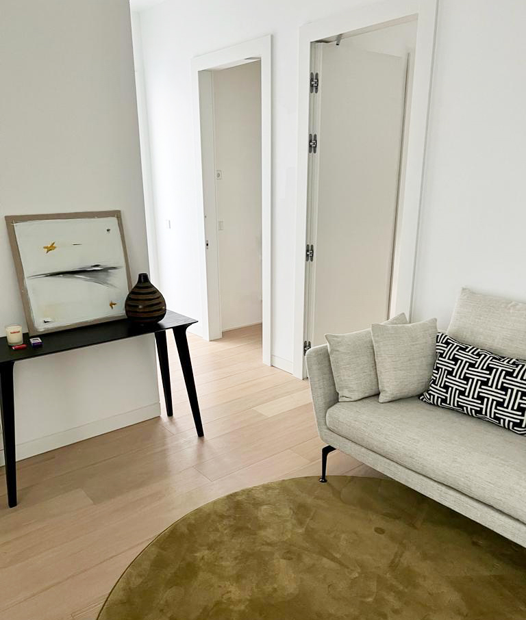 Recibidor. Amueblarent alquiler de muebles y home staging en barrio de Salamanca, Madrid.