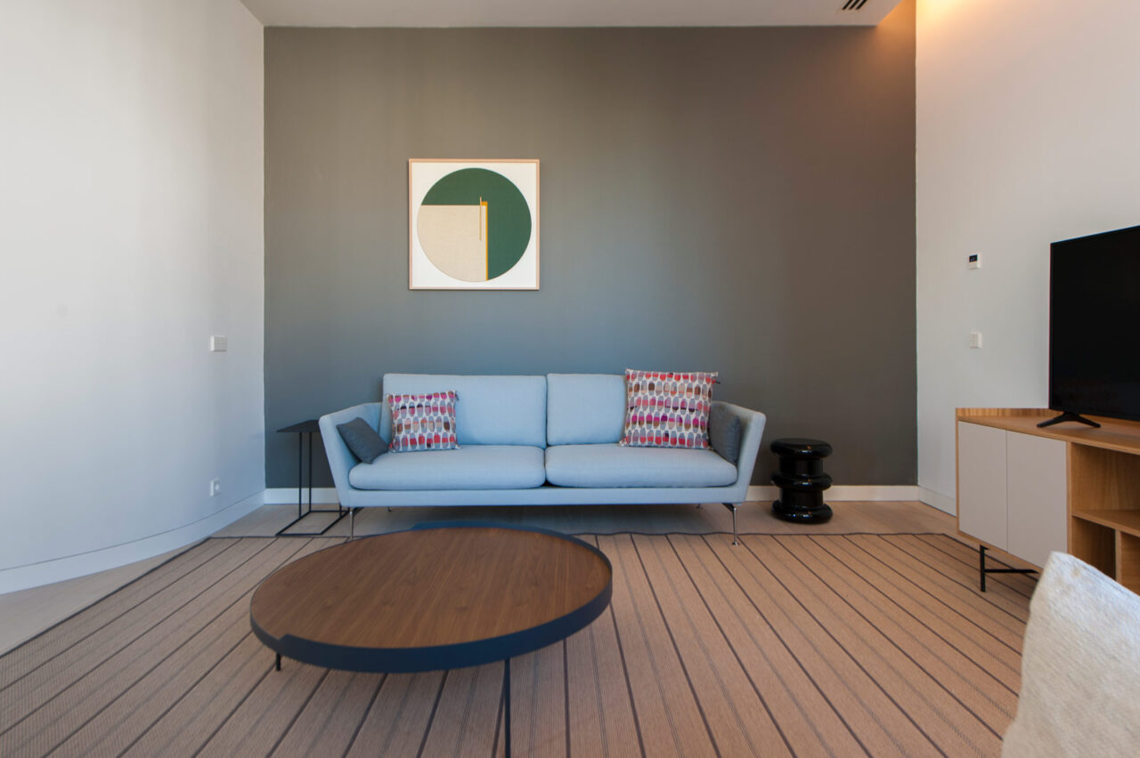 Salón con sofá de tres plazas de Vitra