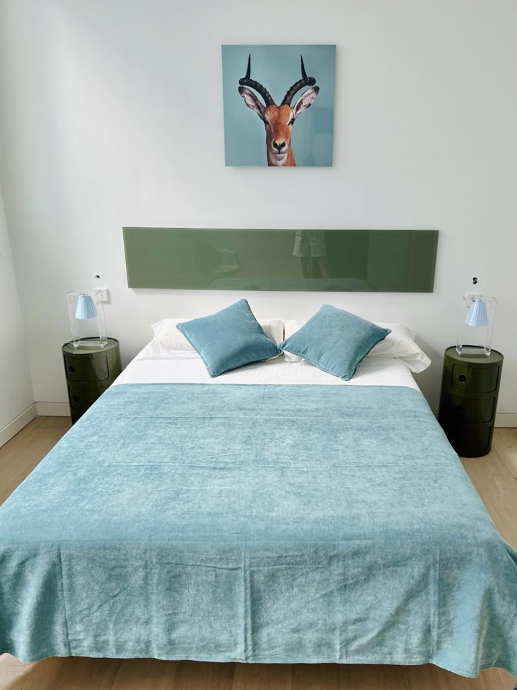 Dormitorio. Amueblarent alquiler de muebles y home staging en barrio de Salamanca, Madrid.