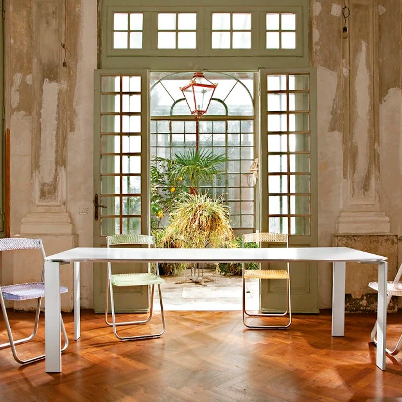 Mesa Four de Kartell - Muebles de alquiler AmueblaRent