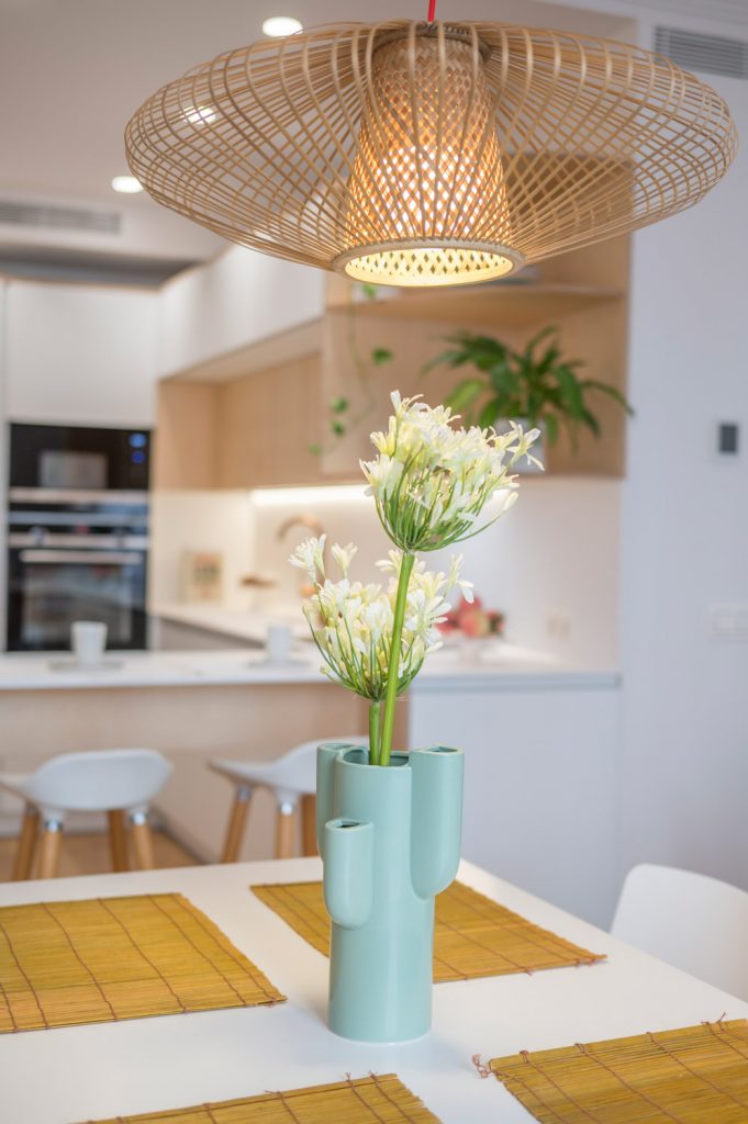 Flores, ramas y plantas artificiales para decoración de interiores en Amueblarent