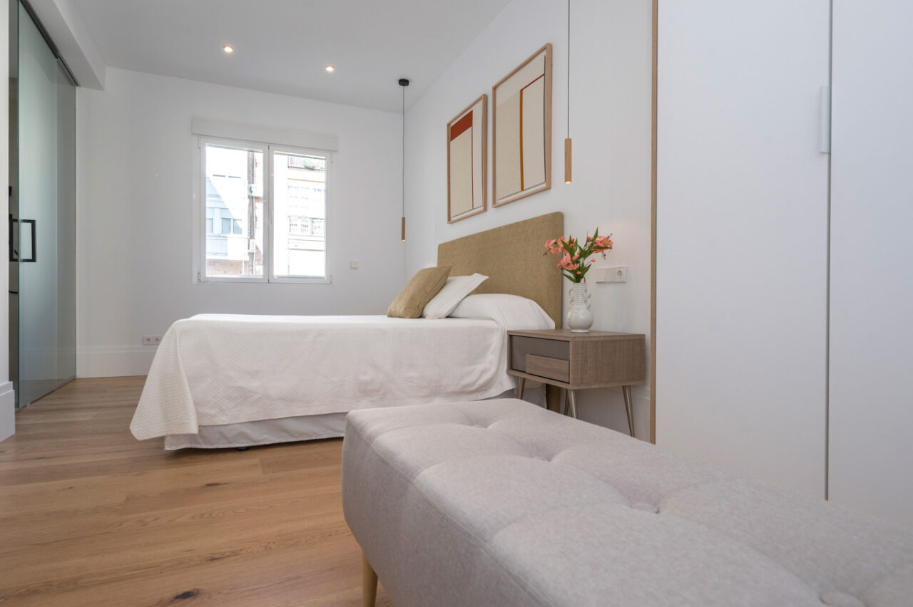 Home Staging y Piezas de arte en alquiler en Amueblarent. Calle Villanueva, Madrid