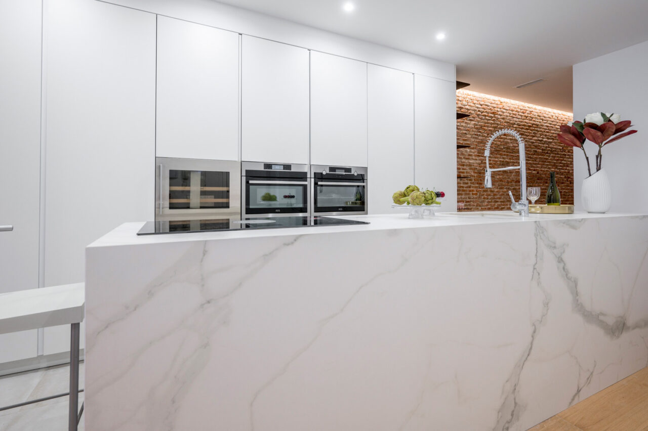 Piezas de frutas y verduras para decoración de interiores