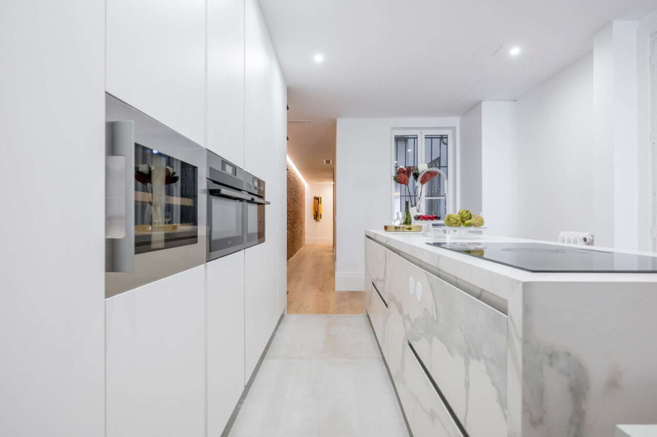 Home Staging y Piezas de arte en alquiler en Amueblarent. Calle Villanueva, Madrid