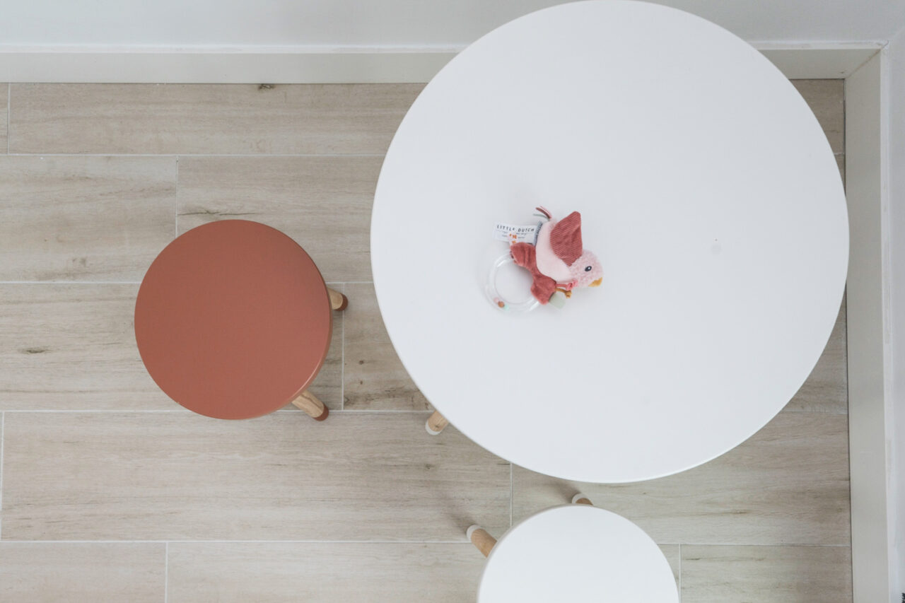 Mesa infantil Dots en Amueblarent para alquilar