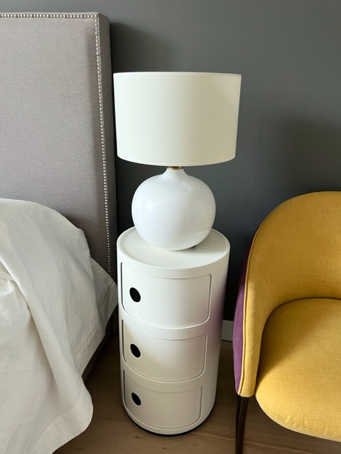 Lámpara de mesa blanca de El Corte Inglés en Amueblarent para alquilar