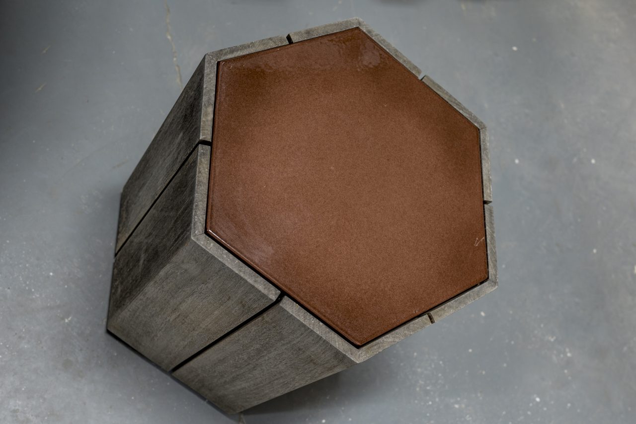 Mesa auxiliar Hexagon en Amueblarent para alquilar