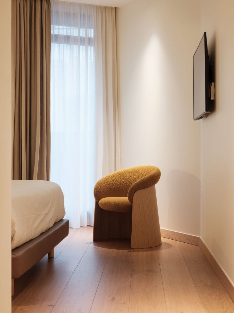 Butaca Ginger Lounge Madera XL de Ondarreta en Amueblarent para alquilar