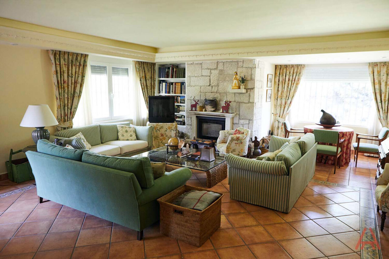Sofa verde de terciopelo en Amueblarent para alquilar
