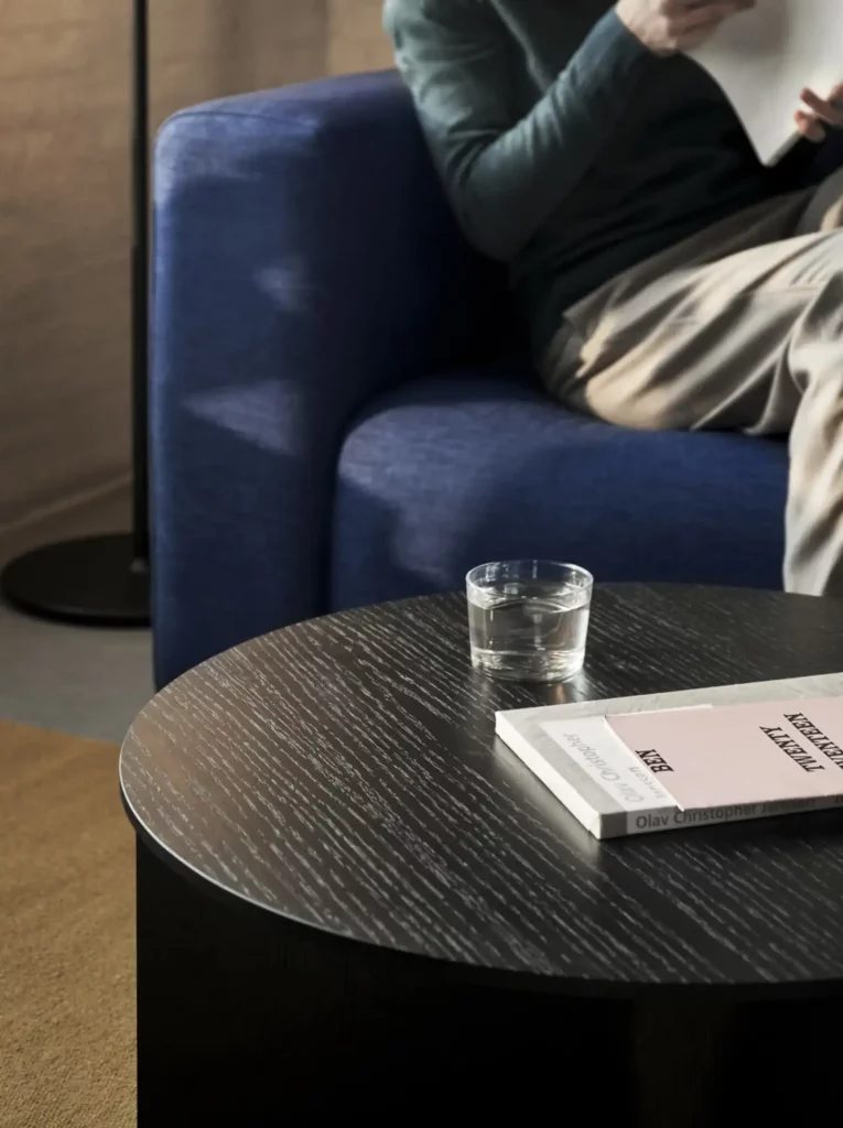 Mesa Slit round table de Hay en Amueblarent para alquilar
