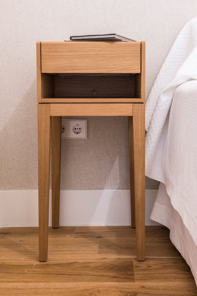 Mesa de noche Nizou en Amueblarent para alquilar