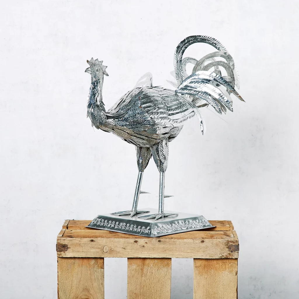 Gallo Hojalata Cincelada de Huakal en Amueblarent para alquilar