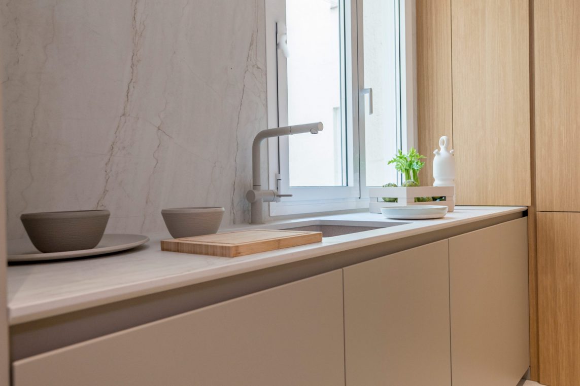 Este proyecto de home staging con alquiler de muebles transforma un piso reformado íntegramente en un edificio residencial de los años 50. La intervención buscó potenciar la sensación de amplitud y luminosidad en unas estancias de dimensiones reducidas, creando un ambiente elegante, equilibrado y acogedor. Los muebles de diseño seleccionados realzan la calidad de la reforma y ayudan a los futuros compradores a imaginar su vida en este espacio, ubicado en una segunda planta exterior con todo el encanto de la arquitectura clásica madrileña.