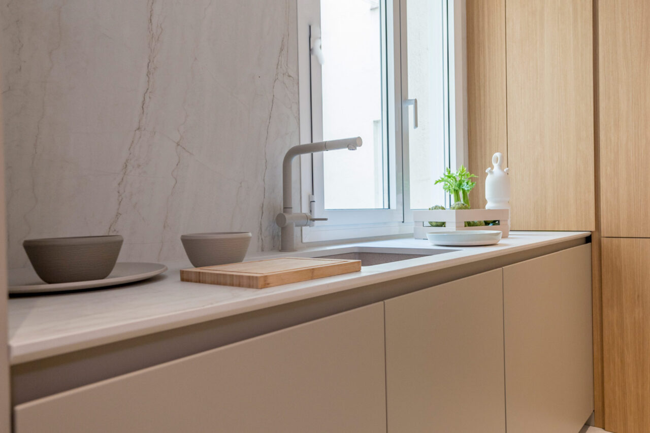 Este proyecto de home staging con alquiler de muebles transforma un piso reformado íntegramente en un edificio residencial de los años 50. La intervención buscó potenciar la sensación de amplitud y luminosidad en unas estancias de dimensiones reducidas, creando un ambiente elegante, equilibrado y acogedor. Los muebles de diseño seleccionados realzan la calidad de la reforma y ayudan a los futuros compradores a imaginar su vida en este espacio, ubicado en una segunda planta exterior con todo el encanto de la arquitectura clásica madrileña.