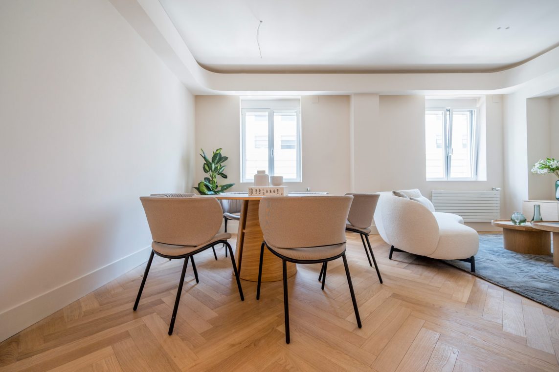 Este proyecto de home staging con alquiler de muebles transforma un piso reformado íntegramente en un edificio residencial de los años 50. La intervención buscó potenciar la sensación de amplitud y luminosidad en unas estancias de dimensiones reducidas, creando un ambiente elegante, equilibrado y acogedor. Los muebles de diseño seleccionados realzan la calidad de la reforma y ayudan a los futuros compradores a imaginar su vida en este espacio, ubicado en una segunda planta exterior con todo el encanto de la arquitectura clásica madrileña.