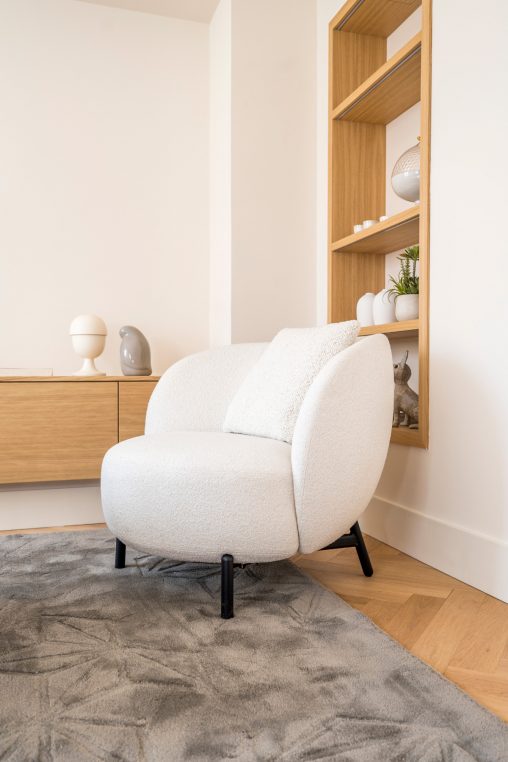 Este proyecto de home staging con alquiler de muebles transforma un piso reformado íntegramente en un edificio residencial de los años 50. La intervención buscó potenciar la sensación de amplitud y luminosidad en unas estancias de dimensiones reducidas, creando un ambiente elegante, equilibrado y acogedor. Los muebles de diseño seleccionados realzan la calidad de la reforma y ayudan a los futuros compradores a imaginar su vida en este espacio, ubicado en una segunda planta exterior con todo el encanto de la arquitectura clásica madrileña.