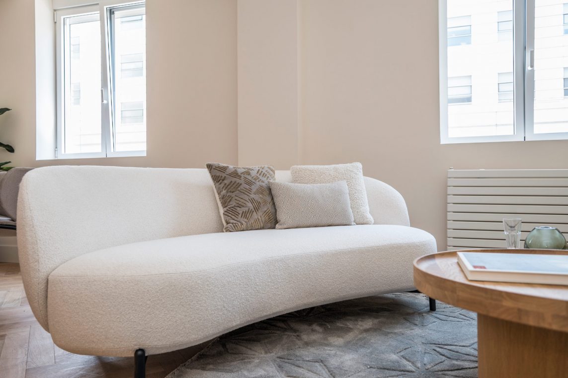 Este proyecto de home staging con alquiler de muebles transforma un piso reformado íntegramente en un edificio residencial de los años 50. La intervención buscó potenciar la sensación de amplitud y luminosidad en unas estancias de dimensiones reducidas, creando un ambiente elegante, equilibrado y acogedor. Los muebles de diseño seleccionados realzan la calidad de la reforma y ayudan a los futuros compradores a imaginar su vida en este espacio, ubicado en una segunda planta exterior con todo el encanto de la arquitectura clásica madrileña.