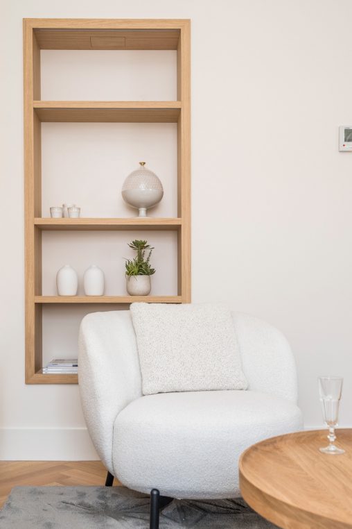 Este proyecto de home staging con alquiler de muebles transforma un piso reformado íntegramente en un edificio residencial de los años 50. La intervención buscó potenciar la sensación de amplitud y luminosidad en unas estancias de dimensiones reducidas, creando un ambiente elegante, equilibrado y acogedor. Los muebles de diseño seleccionados realzan la calidad de la reforma y ayudan a los futuros compradores a imaginar su vida en este espacio, ubicado en una segunda planta exterior con todo el encanto de la arquitectura clásica madrileña.
