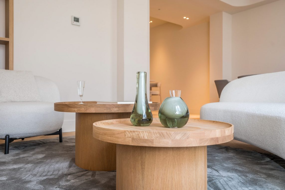 Este proyecto de home staging con alquiler de muebles transforma un piso reformado íntegramente en un edificio residencial de los años 50. La intervención buscó potenciar la sensación de amplitud y luminosidad en unas estancias de dimensiones reducidas, creando un ambiente elegante, equilibrado y acogedor. Los muebles de diseño seleccionados realzan la calidad de la reforma y ayudan a los futuros compradores a imaginar su vida en este espacio, ubicado en una segunda planta exterior con todo el encanto de la arquitectura clásica madrileña.
