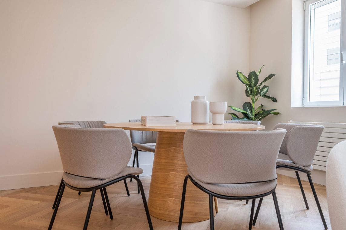 Este proyecto de home staging con alquiler de muebles transforma un piso reformado íntegramente en un edificio residencial de los años 50. La intervención buscó potenciar la sensación de amplitud y luminosidad en unas estancias de dimensiones reducidas, creando un ambiente elegante, equilibrado y acogedor. Los muebles de diseño seleccionados realzan la calidad de la reforma y ayudan a los futuros compradores a imaginar su vida en este espacio, ubicado en una segunda planta exterior con todo el encanto de la arquitectura clásica madrileña.