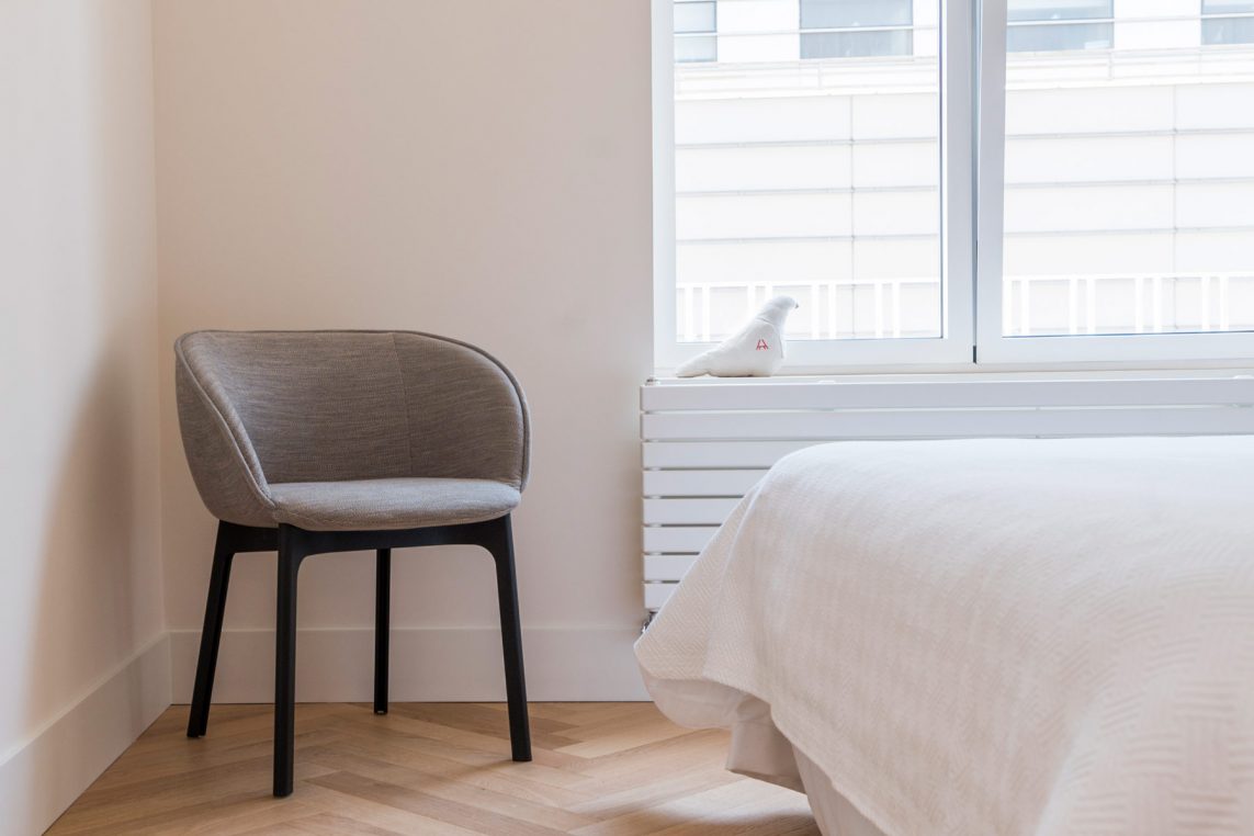 Este proyecto de home staging con alquiler de muebles transforma un piso reformado íntegramente en un edificio residencial de los años 50. La intervención buscó potenciar la sensación de amplitud y luminosidad en unas estancias de dimensiones reducidas, creando un ambiente elegante, equilibrado y acogedor. Los muebles de diseño seleccionados realzan la calidad de la reforma y ayudan a los futuros compradores a imaginar su vida en este espacio, ubicado en una segunda planta exterior con todo el encanto de la arquitectura clásica madrileña.