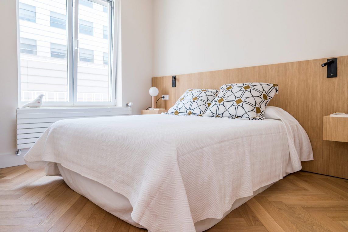 Este proyecto de home staging con alquiler de muebles transforma un piso reformado íntegramente en un edificio residencial de los años 50. La intervención buscó potenciar la sensación de amplitud y luminosidad en unas estancias de dimensiones reducidas, creando un ambiente elegante, equilibrado y acogedor. Los muebles de diseño seleccionados realzan la calidad de la reforma y ayudan a los futuros compradores a imaginar su vida en este espacio, ubicado en una segunda planta exterior con todo el encanto de la arquitectura clásica madrileña.