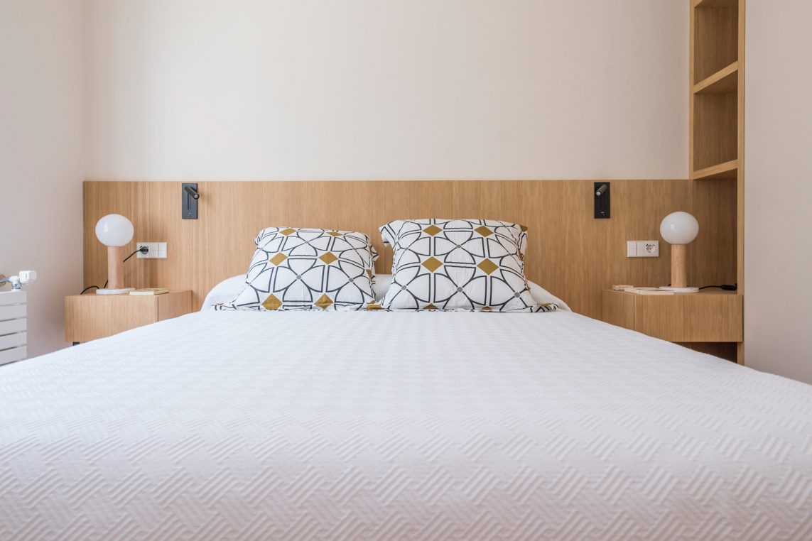 Este proyecto de home staging con alquiler de muebles transforma un piso reformado íntegramente en un edificio residencial de los años 50. La intervención buscó potenciar la sensación de amplitud y luminosidad en unas estancias de dimensiones reducidas, creando un ambiente elegante, equilibrado y acogedor. Los muebles de diseño seleccionados realzan la calidad de la reforma y ayudan a los futuros compradores a imaginar su vida en este espacio, ubicado en una segunda planta exterior con todo el encanto de la arquitectura clásica madrileña.