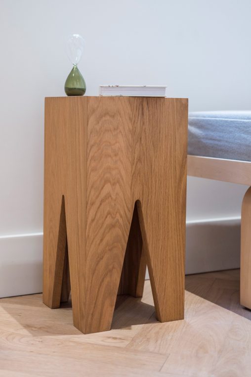 Este proyecto de home staging con alquiler de muebles transforma un piso reformado íntegramente en un edificio residencial de los años 50. La intervención buscó potenciar la sensación de amplitud y luminosidad en unas estancias de dimensiones reducidas, creando un ambiente elegante, equilibrado y acogedor. Los muebles de diseño seleccionados realzan la calidad de la reforma y ayudan a los futuros compradores a imaginar su vida en este espacio, ubicado en una segunda planta exterior con todo el encanto de la arquitectura clásica madrileña.