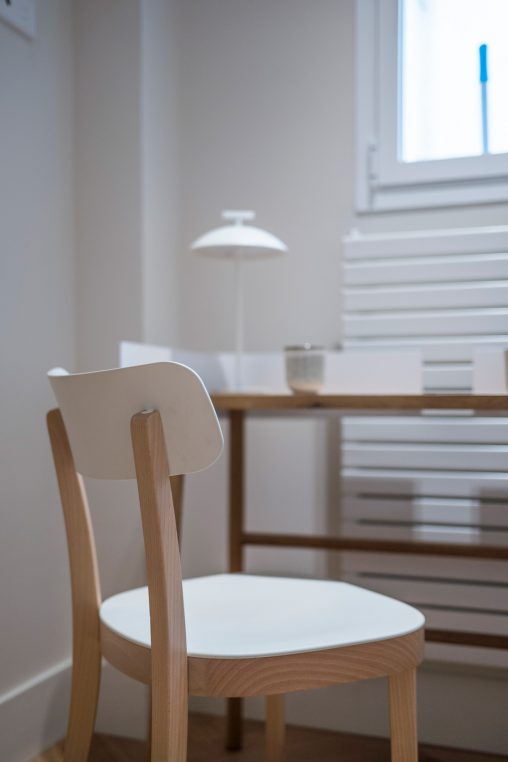 Este proyecto de home staging con alquiler de muebles transforma un piso reformado íntegramente en un edificio residencial de los años 50. La intervención buscó potenciar la sensación de amplitud y luminosidad en unas estancias de dimensiones reducidas, creando un ambiente elegante, equilibrado y acogedor. Los muebles de diseño seleccionados realzan la calidad de la reforma y ayudan a los futuros compradores a imaginar su vida en este espacio, ubicado en una segunda planta exterior con todo el encanto de la arquitectura clásica madrileña.
