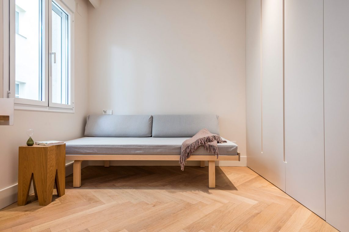 Este proyecto de home staging con alquiler de muebles transforma un piso reformado íntegramente en un edificio residencial de los años 50. La intervención buscó potenciar la sensación de amplitud y luminosidad en unas estancias de dimensiones reducidas, creando un ambiente elegante, equilibrado y acogedor. Los muebles de diseño seleccionados realzan la calidad de la reforma y ayudan a los futuros compradores a imaginar su vida en este espacio, ubicado en una segunda planta exterior con todo el encanto de la arquitectura clásica madrileña.