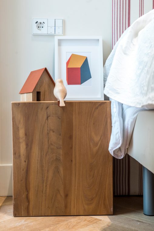 Este proyecto de home staging con alquiler de muebles transforma un piso reformado íntegramente en un edificio residencial de los años 50. La intervención buscó potenciar la sensación de amplitud y luminosidad en unas estancias de dimensiones reducidas, creando un ambiente elegante, equilibrado y acogedor. Los muebles de diseño seleccionados realzan la calidad de la reforma y ayudan a los futuros compradores a imaginar su vida en este espacio, ubicado en una segunda planta exterior con todo el encanto de la arquitectura clásica madrileña.