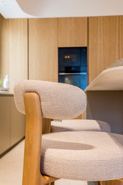 Este proyecto de home staging con alquiler de muebles transforma un piso reformado íntegramente en un edificio residencial de los años 50. La intervención buscó potenciar la sensación de amplitud y luminosidad en unas estancias de dimensiones reducidas, creando un ambiente elegante, equilibrado y acogedor. Los muebles de diseño seleccionados realzan la calidad de la reforma y ayudan a los futuros compradores a imaginar su vida en este espacio, ubicado en una segunda planta exterior con todo el encanto de la arquitectura clásica madrileña.