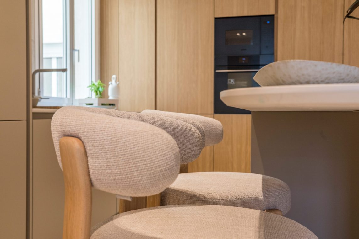Este proyecto de home staging con alquiler de muebles transforma un piso reformado íntegramente en un edificio residencial de los años 50. La intervención buscó potenciar la sensación de amplitud y luminosidad en unas estancias de dimensiones reducidas, creando un ambiente elegante, equilibrado y acogedor. Los muebles de diseño seleccionados realzan la calidad de la reforma y ayudan a los futuros compradores a imaginar su vida en este espacio, ubicado en una segunda planta exterior con todo el encanto de la arquitectura clásica madrileña.