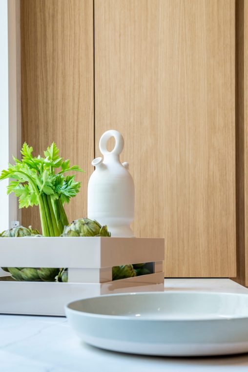 Este proyecto de home staging con alquiler de muebles transforma un piso reformado íntegramente en un edificio residencial de los años 50. La intervención buscó potenciar la sensación de amplitud y luminosidad en unas estancias de dimensiones reducidas, creando un ambiente elegante, equilibrado y acogedor. Los muebles de diseño seleccionados realzan la calidad de la reforma y ayudan a los futuros compradores a imaginar su vida en este espacio, ubicado en una segunda planta exterior con todo el encanto de la arquitectura clásica madrileña.