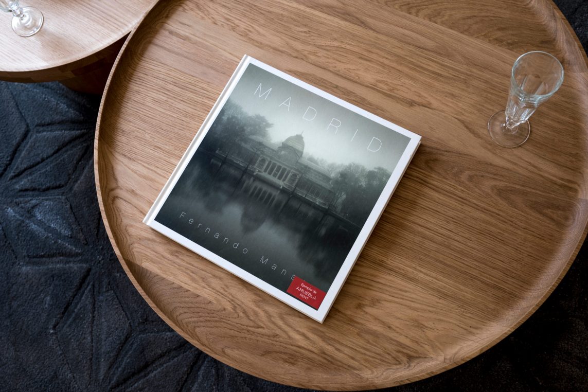 Este proyecto de home staging con alquiler de muebles transforma un piso reformado íntegramente en un edificio residencial de los años 50. La intervención buscó potenciar la sensación de amplitud y luminosidad en unas estancias de dimensiones reducidas, creando un ambiente elegante, equilibrado y acogedor. Los muebles de diseño seleccionados realzan la calidad de la reforma y ayudan a los futuros compradores a imaginar su vida en este espacio, ubicado en una segunda planta exterior con todo el encanto de la arquitectura clásica madrileña.