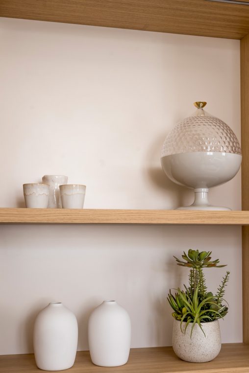 Este proyecto de home staging con alquiler de muebles transforma un piso reformado íntegramente en un edificio residencial de los años 50. La intervención buscó potenciar la sensación de amplitud y luminosidad en unas estancias de dimensiones reducidas, creando un ambiente elegante, equilibrado y acogedor. Los muebles de diseño seleccionados realzan la calidad de la reforma y ayudan a los futuros compradores a imaginar su vida en este espacio, ubicado en una segunda planta exterior con todo el encanto de la arquitectura clásica madrileña.