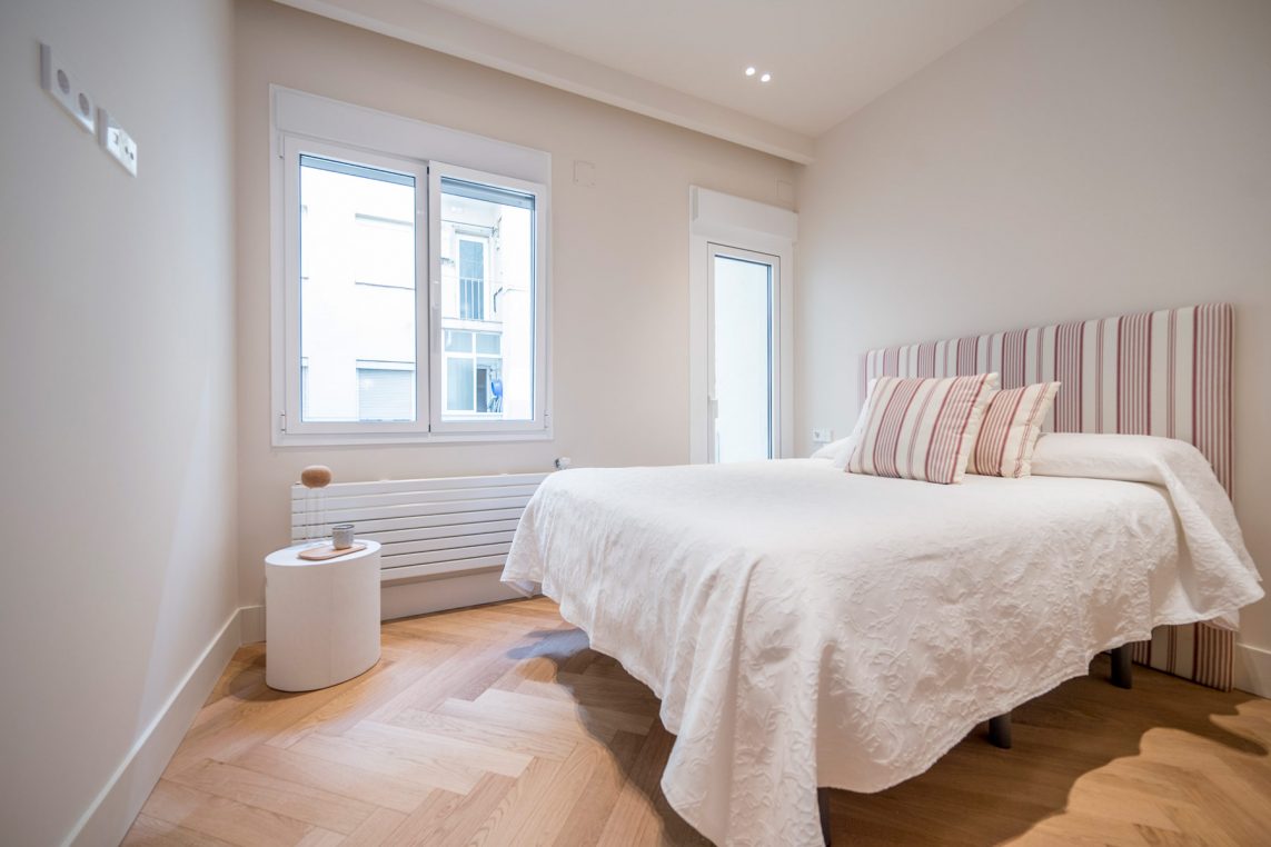 Este proyecto de home staging con alquiler de muebles transforma un piso reformado íntegramente en un edificio residencial de los años 50. La intervención buscó potenciar la sensación de amplitud y luminosidad en unas estancias de dimensiones reducidas, creando un ambiente elegante, equilibrado y acogedor. Los muebles de diseño seleccionados realzan la calidad de la reforma y ayudan a los futuros compradores a imaginar su vida en este espacio, ubicado en una segunda planta exterior con todo el encanto de la arquitectura clásica madrileña.