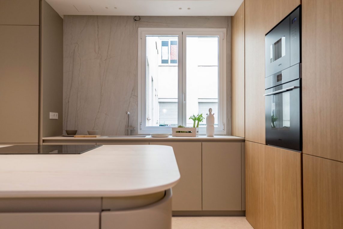 Este proyecto de home staging con alquiler de muebles transforma un piso reformado íntegramente en un edificio residencial de los años 50. La intervención buscó potenciar la sensación de amplitud y luminosidad en unas estancias de dimensiones reducidas, creando un ambiente elegante, equilibrado y acogedor. Los muebles de diseño seleccionados realzan la calidad de la reforma y ayudan a los futuros compradores a imaginar su vida en este espacio, ubicado en una segunda planta exterior con todo el encanto de la arquitectura clásica madrileña.