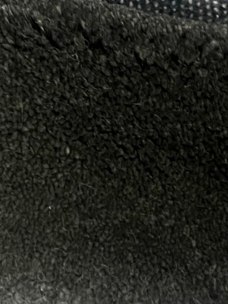 Alfombra gris oscuro en Amueblarent para alquilar