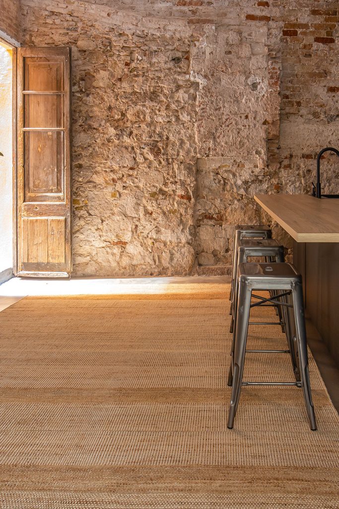 Alfombra Surco White de Cotlin Raw en Amueblarent para alquilar